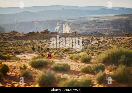 25. OKTOBER 2015 - HORSESHOE BEND: Touristen, die zum Horseshoe Bend im Colorado Canyon, Arizona, USA, laufen Stockfoto