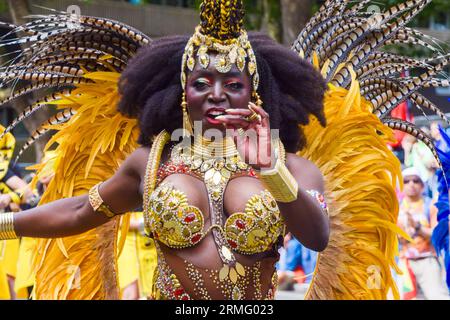 London, England, Großbritannien. 28. August 2023. Ein Teilnehmer tritt am zweiten Tag des diesjährigen Notting Hill Karnevals auf. (Bild: © Vuk Valcic/ZUMA Press Wire) NUR REDAKTIONELLE VERWENDUNG! Nicht für kommerzielle ZWECKE! Stockfoto