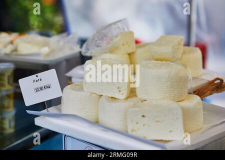 Fetakäse auf dem Bauernmarkt in Paris, Frankreich. Typischer europäischer Markt für selbst angebaute Produkte Stockfoto