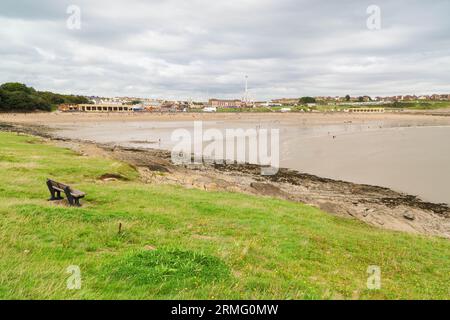 Aussichtspunkt mit Blick auf Whitmore Bay und den Strand von Barry Island, Wales UK. August 2023 Stockfoto