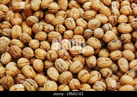 Großer Haufen Walnüsse auf einem Markt Stockfoto