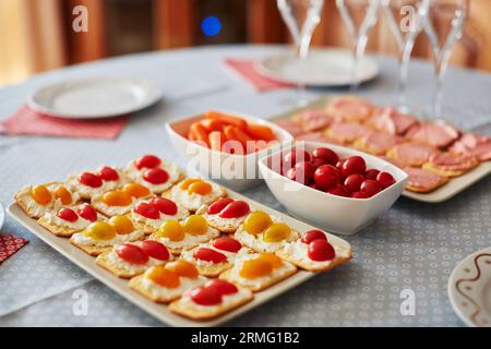 Verschiedene Fingerfood-Snacks mit Käse und Gemüse, bereit zum Essen auf der Party oder zu Hause Abendessen Stockfoto