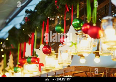 Bunte Weihnachtsdekorationen und Glas Laternen auf einem Pariser Weihnachtsmarkt Stockfoto