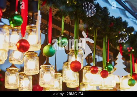 Bunte Weihnachtsdekorationen und Glas Laternen auf einem Pariser Weihnachtsmarkt Stockfoto