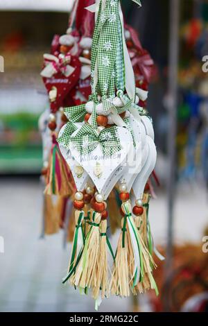 Holzherzen mit dem Wort „Willkommen“ auf Deutsch auf dem traditionellen Markt in München Stockfoto