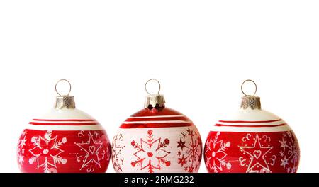 Weihnachtsstimmung. Drei weihnachtskugeln isoliert auf weiß Stockfoto