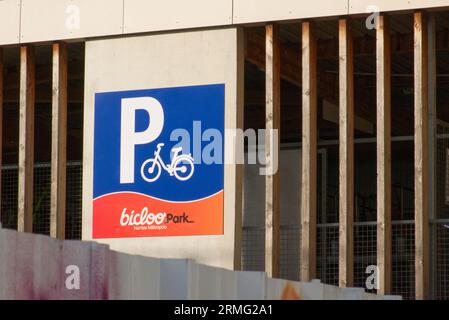 Wie Velib in Paris bietet auch Nantes öffentliche Fahrräder an: Bicloo. Bicloo ist seit 2008 ein System zur gemeinsamen Nutzung von Fahrrädern. Stockfoto