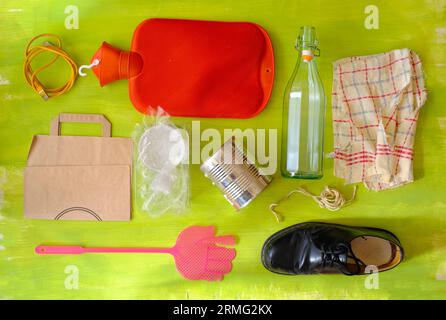 Verschiedene Recyclingmaterialien, Kunststoffe, synthetische Materialien, Zinn, Gummi, Gewebe, Glas, Papier, Metall. Umweltverschmutzung, Ozeane und Flüsse. Flach l Stockfoto