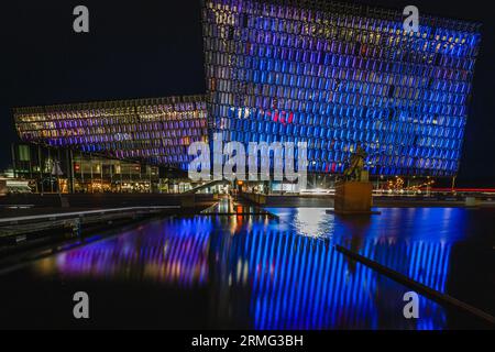 Harpa Concert Hall und Conference Centre reflektieren nachts in Reykjavik. Stockfoto