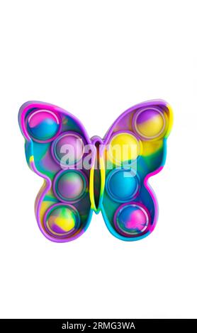 Rainbow Push POP IT ist ein sensorisches Zappelspielzeug in Form eines Schmetterlings, einem trendigen Antistress-Spielzeug. Anti-Angst- und Stressspiel isoliert auf weißem Rücken Stockfoto
