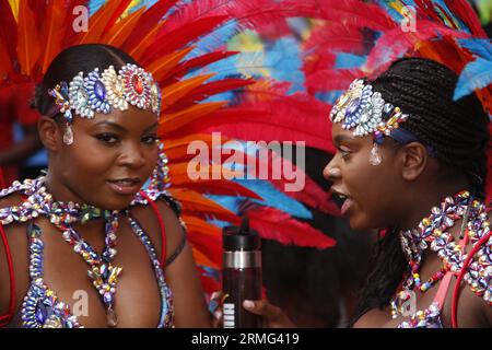 London, Großbritannien. 28/08/2023 Notting Hill Karneval Parade 2023 der jährliche Notting Hill Karneval findet am Wochenende der Feiertage im August statt. Die Montagsparade ist der Höhepunkt des Wochenendes. Während der Fahrt durch die Straßen von Nordlondon spielen Floats Musik und Tänzer tragen exotische Kostüme. Es ist die größte Feier der Afro Caribbean Community in Großbritannien. Dank: Roland Ravenhill/Alamy. Stockfoto