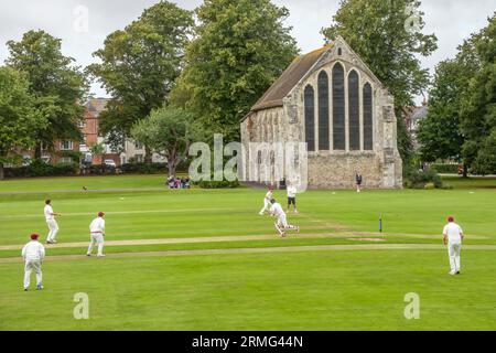 Priory Park Cricket Club in Aktion Chichester West Sussex England mit der Guildhall im Hintergrund Stockfoto