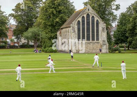 Priory Park Cricket Club in Aktion Chichester West Sussex England mit der Guildhall im Hintergrund Stockfoto