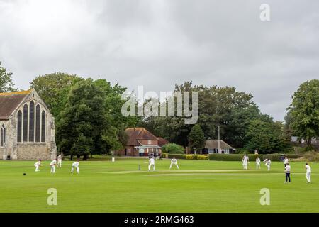 Priory Park Cricket Club in Aktion Chichester West Sussex England mit der Guildhall im Hintergrund Stockfoto