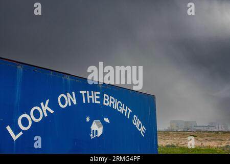 Kraftwerk Dungeness im Hintergrund mit einem „Look on the Bright Sude“-Schild im Vordergrund Stockfoto