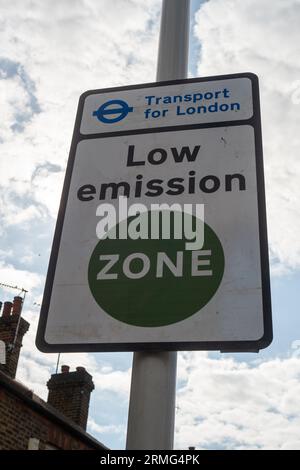 Uxbridge, London Borough of Hillingdon, Vereinigtes Königreich. 28. August 2023. Ein emissionsarmes Schild in Uxbridge. Noel Willcox, ein Gerüstträger, hat Bußgelder in Höhe von £ 11.500 erhoben, während er mit einem Lkw zu seinem Arbeitslager in North West London fuhr. Er weigerte sich, die Geldbußen zu zahlen, und verklagte seinen Fall an ein Tribunal, wo festgestellt wurde, dass die Schilder für die Low Emission Zone Transport for London nicht „genehmigt und rechtmäßig“ waren. Obwohl sein Fall rechtlich nicht bindend ist, bleibt abzuwarten, ob Personen ähnliche Fälle gegen die TfL wegen der neu installierten Schilder für die Ultra Low Emission Zone (ULEZ) einreichen werden. Danksagung: Maure Stockfoto