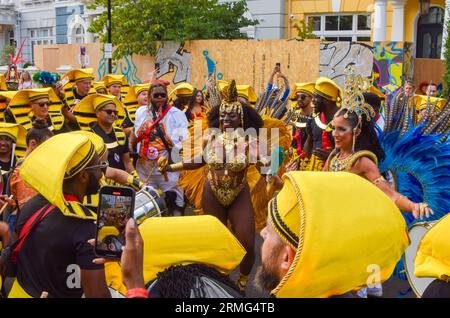 London, England, Großbritannien. 28. August 2023. Die Teilnehmer treten am zweiten Tag des diesjährigen Notting Hill Karnevals auf. (Bild: © Vuk Valcic/ZUMA Press Wire) NUR REDAKTIONELLE VERWENDUNG! Nicht für kommerzielle ZWECKE! Stockfoto