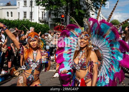 London, Großbritannien. 28. August 2023. Menschen in Kostümen während des Notting Hill Karnevals am letzten Tag. Das größte Straßenfest Europas, das über zwei Tage stattfindet, feiert die karibische Kultur und soll täglich über 1 Million Menschen willkommen heißen. Quelle: Stephen Chung / Alamy Live News Stockfoto