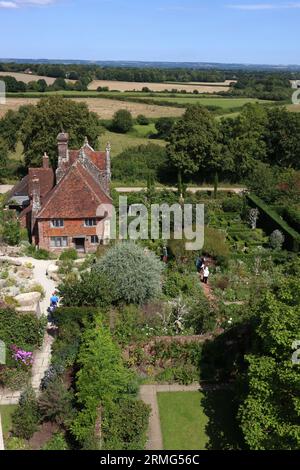 Blick auf Priesters House Holiday Cottage und White Garden vom Tower, Sissinghurst Castle, in der Nähe von Cranbrook, Kent, England, UK Stockfoto