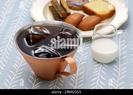 Kalt gebrühter Kaffee in einer Kupfertasse. Stockfoto