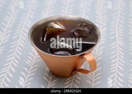 Kalt gebrühter Kaffee in einer Kupfertasse. Stockfoto