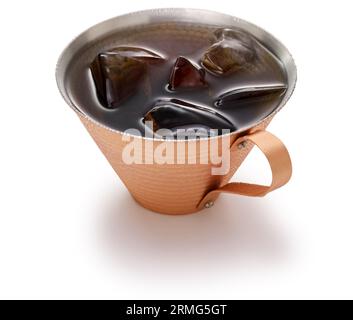 Kalt gebrühter Kaffee in einer Kupfertasse. Stockfoto