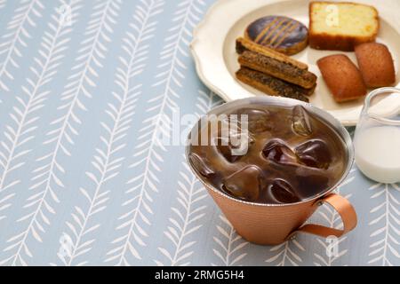 Kalt gebrühter Kaffee in einer Kupfertasse. Stockfoto