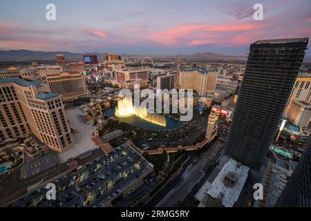 Las Vegas, Nevada, USA – 27. November 2021. Las Vegas Strip Skyline bei Sonnenuntergang. Eine Stadtlandschaft von Las Vegas mit einem Panoramablick auf den Strip mit Springbrunnen. Stockfoto