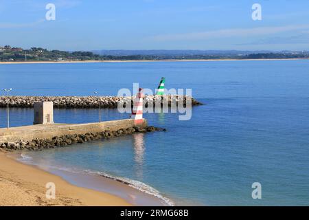 Rote, grüne und weiße Leuchttürme am Ende des Praia da Batata Strandes in Lagos, Algarve, Portugal Stockfoto