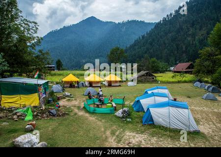 Keran Kupwara, Indien. 25. August 2023. Camping-Zelte sind am Ufer des Neelam River oder Kishan Ganga installiert, das Kaschmir in zwei Teile geteilt hat, die von den Atomrivalen Indien und Pakistan kontrolliert werden. Der Fluss fungiert als umstrittene Kontrolllinie und fließt von beiden Seiten durch ein Dorf namens Keran, das sich auf der Nordseite des indischen Kaschmirgrenzbezirks Kupwara befindet, etwa 150 km von Srinagar und 93 km von Muzaffarabad entfernt, auf der pakistanischen Seite von Kaschmir. (Foto: Faisal Bashir/SOPA Images/SIPA USA) Credit: SIPA USA/Alamy Live News Stockfoto