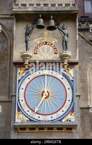 Das äußere Zifferblatt der Wells Cathedral Clock, die 2023 neu restauriert wurde, ist die zweitälteste Daueruhr Großbritanniens. Somerset, England, Großbritannien. Stockfoto