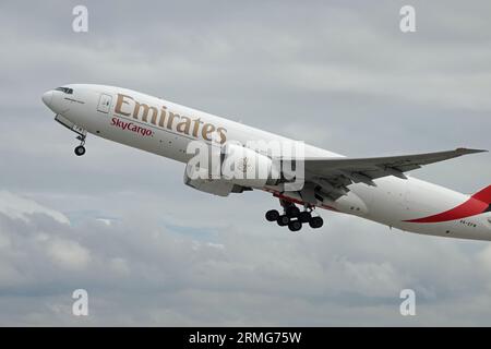 Los Angeles, Kalifornien, USA - 21. August 2023: Eine Boeing 777F, betrieben von Emirates SkyCargo, startet an einem bewölkten Tag. Stockfoto