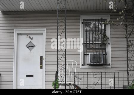 Das Haus, in dem Andrew Jerome Washington von der Polizei erschossen und getötet wurde. Der Bürgermeister von Jersey City, Steven Fulop, und der Direktor für öffentliche Sicherheit, James Shea, halten eine Pressekonferenz in Jersey City ab. Der Bürgermeister und der Direktor für öffentliche Sicherheit sagen, dass die Erschießung eines psychisch kranken Mannes gerechtfertigt war. Der New Jersey Attorney General untersucht eine von der Polizei verübte Schießerei in Jersey City, bei der ein Mann tot war. Die Beamten reagierten auf das Haus in der Randolph Avenue in der Nähe der Bramhall Avenue vor 14:30 Uhr am Sonntag, nachdem die Rettungsdienste die Polizei angefordert hatten. Beamte sagen, die Polizei habe versucht, die Situation zu deeskalieren, als die Stockfoto