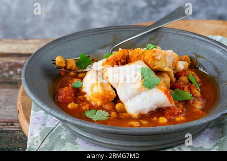 Marokkanischer Fischeintopf mit Kichererbsen Stockfoto