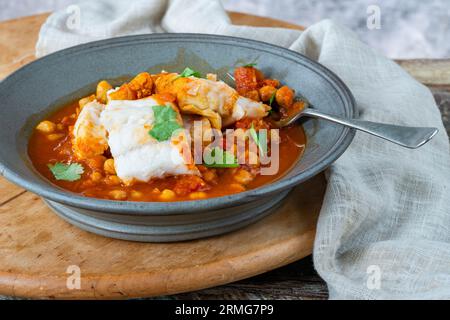 Marokkanischer Fischeintopf mit Kichererbsen Stockfoto