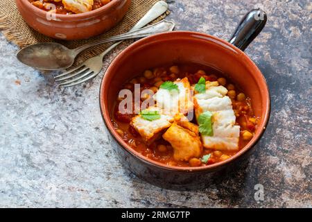 Marokkanischer Fischeintopf mit Kichererbsen Stockfoto