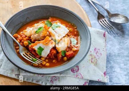 Marokkanischer Fischeintopf mit Kichererbsen Stockfoto