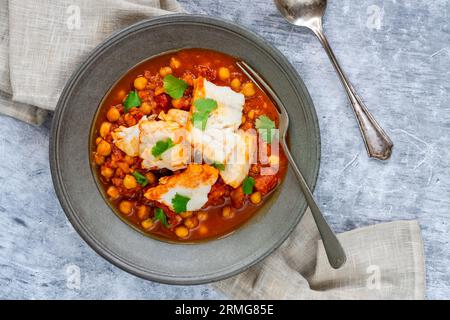 Marokkanischer Fischeintopf mit Kichererbsen Stockfoto