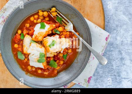 Marokkanischer Fischeintopf mit Kichererbsen Stockfoto