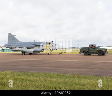 Ein schwedischer SAAB JAS 39 Gripen Jet Fighter wird auf der Royal International Air Tattoo 2023 abgeschleppt Stockfoto