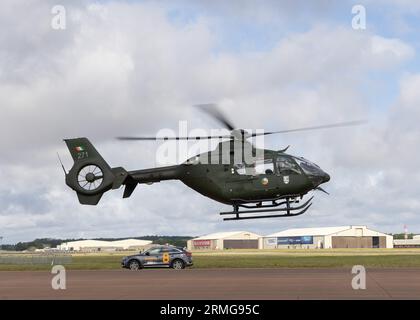 Früher als EC135 bekannt, schwebt ein Airbus H135 des Irish Army Air Corps auf der Royal International Air Tattoo 2023 Stockfoto