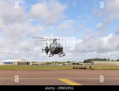 Früher als EC135 bekannt, schwebt ein Airbus H135 des Irish Army Air Corps auf der Royal International Air Tattoo 2023 Stockfoto