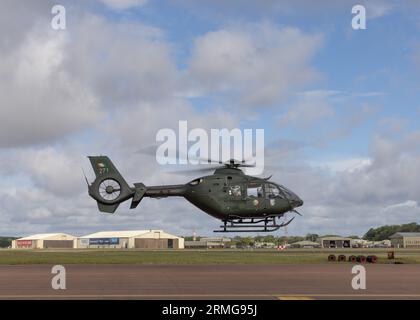 Früher als EC135 bekannt, schwebt ein Airbus H135 des Irish Army Air Corps auf der Royal International Air Tattoo 2023 Stockfoto