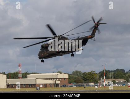 Ein CH-53 Sea Hallion Hubschrauber der Deutschen Luftwaffe auf der Royal International Air Tattoo 2023 Stockfoto