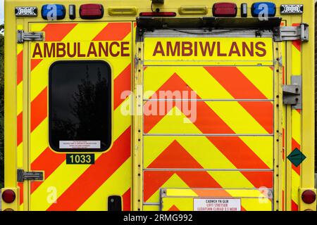 Waliser Ambulanznotdienst Ambiwlans. Ansicht der roten und gelben Gefahrenfarben und der walisischen Sprache. Wales NHS. Ambulance Trust. 999 Stockfoto