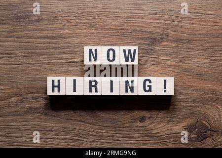 Jetzt einstellen – Wortkonzept auf Bausteinen, Text Stockfoto