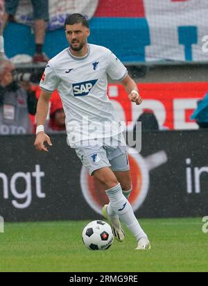 August 26, 2023, Voith-Arena, Heidenheim, GER, 1.FBL, 1.FC Heidenheim vs TSG 1899 Hoffenheim, DFL-Vorschriften verbieten jede Verwendung von Fotografien als Bildsequenzen und/oder Quasi-Video. Im Bild Florian Grillitsch (Hoffenheim) Stockfoto