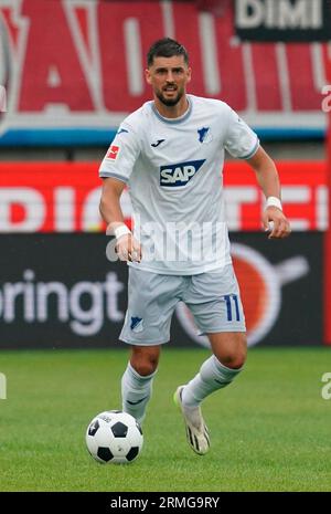 August 26, 2023, Voith-Arena, Heidenheim, GER, 1.FBL, 1.FC Heidenheim vs TSG 1899 Hoffenheim, DFL-Vorschriften verbieten jede Verwendung von Fotografien als Bildsequenzen und/oder Quasi-Video. Im Bild Florian Grillitsch (Hoffenheim) Stockfoto