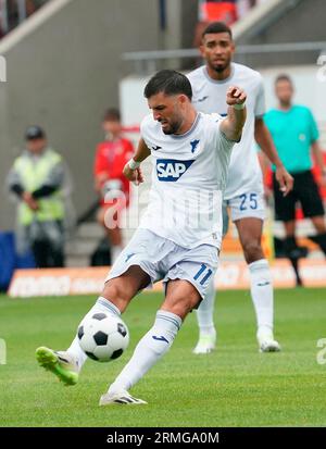 August 26, 2023, Voith-Arena, Heidenheim, GER, 1.FBL, 1.FC Heidenheim vs TSG 1899 Hoffenheim, DFL-Vorschriften verbieten jede Verwendung von Fotografien als Bildsequenzen und/oder Quasi-Video. Im Bild Florian Grillitsch (Hoffenheim) Stockfoto