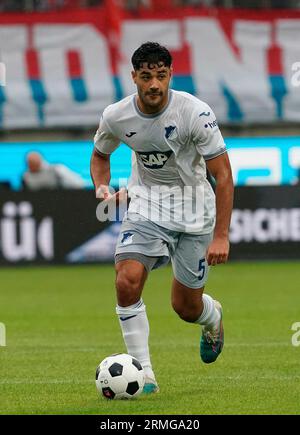 August 26, 2023, Voith-Arena, Heidenheim, GER, 1.FBL, 1.FC Heidenheim vs TSG 1899 Hoffenheim, DFL-Vorschriften verbieten jede Verwendung von Fotografien als Bildsequenzen und/oder Quasi-Video. Auf dem Bild Ozan Kabak (Hoffenheim) Stockfoto